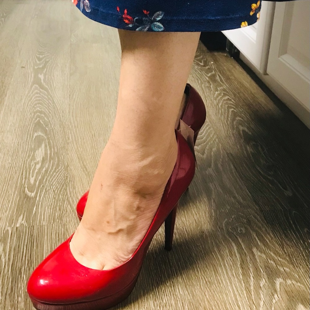 COPY - Red G by Guess Red patent leather platform pumps size 9.5.M .used good c… - Picture 8 of 17